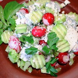 Летний салат из редиски с брынзой и лимонной цедрой