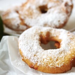 Аппетитные яблоки в кляре: вкус просто волшебный, обычные пончики больше готовить не буду (ВИДЕО)