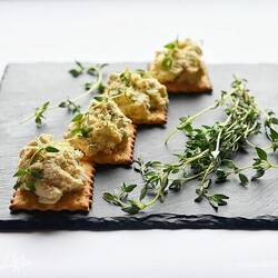 Острый сырный салат на крекерах. Ингредиенты: крекер, творожный сыр, яйца куриные