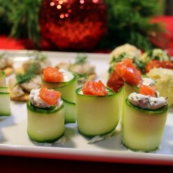 Огуречные рулетики с сыром и лососем
