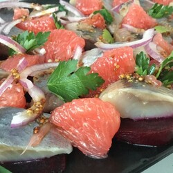 Салат с сельдью и грейпфрутом