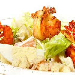 Салат «Цезарь» с курицей и креветками