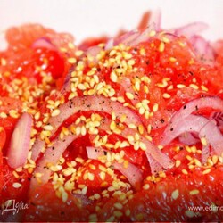 Салат из грейпфрута . Ингредиенты: соль, грейпфруты, лук репчатый