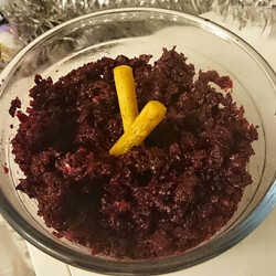 Салат из свежей свеклы с черносливом в медово-лимонной заправке