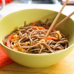 Гречневая лапша с овощами и курицей