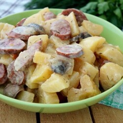 Рагу с картофелем, грибами и краковской колбасой в мультиварке