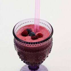 Красный смузи с ягодами и свеклой