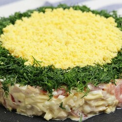 Достойный конкурент «Оливье» и «Шубе»: вкусный и сытный салат с копченой курицей