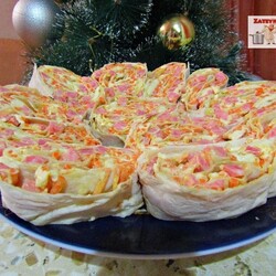 Рулет из лаваша с копченой колбасой и морковью по-корейски