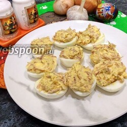 Яйца фаршированные курицей и жареным луком