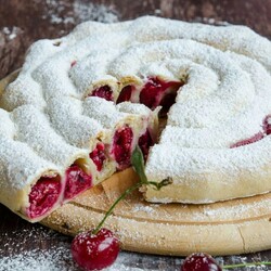 Пирог-улитка с вишней 