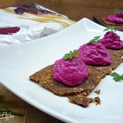 Сырные крекеры с отрубями и свекольным кремом. Ингредиенты: овсяные отруби, сыр полутвердый, оливковое масло