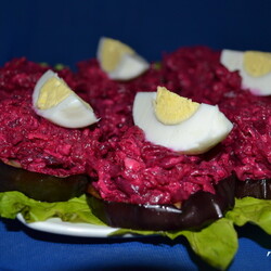 Закуска из свеклы с чесноком в новом варианте