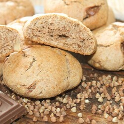 Печенье из гречневой муки с шоколадом и орехами