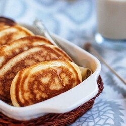 Пышные оладьи на ряженке - рецепты с творогом, яблоками, кабачками и бананами