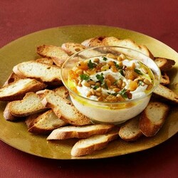 Взбитая рикотта с изюмом и кедровыми орехами