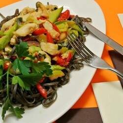 Соба с курицей и цуккини