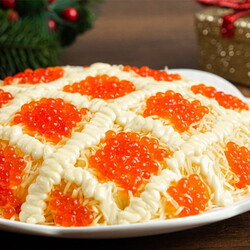 Богатый вкус и просто готовится: аппетитный и очень красивый салат «Царский» на Новый год