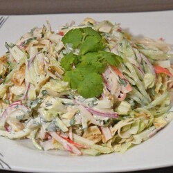 Салат с крабовыми палочками и сулугуни