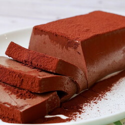 Похоже на мороженое: десерт из обычной ряженки и еще трех доступных ингредиентов. Пошаговый рецепт в видео