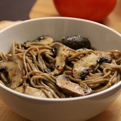 Соба с грибами и кунжутом