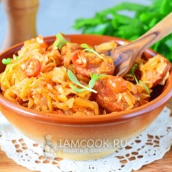 Тушёная квашеная капуста с сосисками — рецепт с фото
