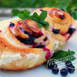 Булочки со смородиной из дрожжевого теста в духовке: 13 пошаговых фото в рецепте