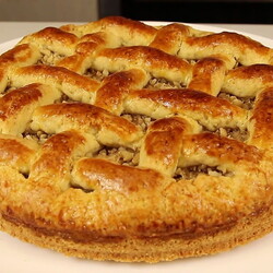 Нашла рецепт вкусного песочного теста без дорогих продуктов – делюсь с вами: нежный пирог с сочной яблочной начинкой и орехами