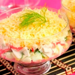 Крабовые палочки и курица в праздничных и повседневных салатах