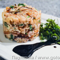 Жареный рис с яйцом и зеленью. Рецепт с фото