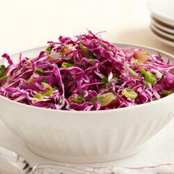 Салат из краснокочанной капусты с виноградом