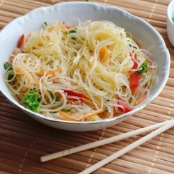 Как приготовить фунчозу с говядиной, в супе и для салата?