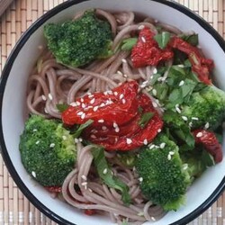 Соба с брокколи и вялеными помидорами, пошаговый рецепт с фото