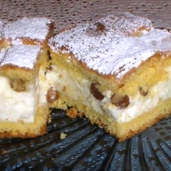 Простой, быстрый и вкусный творожный пирог с изюмом