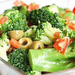 8 рецептов полезных и низкокалорийных салатов с брокколи