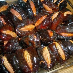 Финики с миндалем