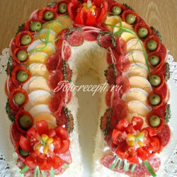 Закусочный бутербродный торт из колбасы в виде подковы на год лошади - Фото-рецепты пошагового приготовления