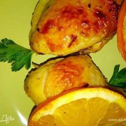 Курица с апельсинами, запеченная в духовке . Ингредиенты: курица тушка, апельсины, чеснок молодой