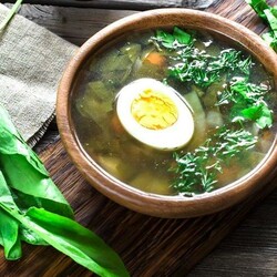 15 зеленых борщей с щавелем, которые ты точно захочешь съесть