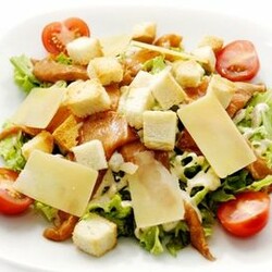 Салат «Цезарь» с пекинской капустой и курицей