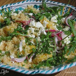 Салат из кускуса с апельсином, фетой и руколой. Ингредиенты: кускус, апельсины, лук красный