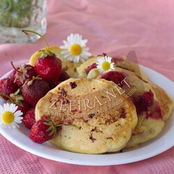 Пышные оладьи на молоке с клубникой