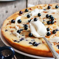 Намного лучше любых магазинных пирогов: простой и недорогой рецепт манника на кефире со смородиной