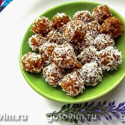Домашние конфеты из фиников с курагой и кокосовой стружкой. Рецепт с фото