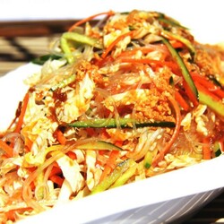 Салат с фунчозой и курицей: 7 простых рецептов |