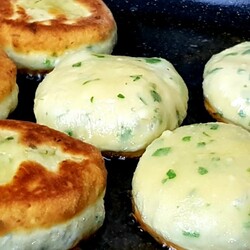 Творожные оладьи с зеленью на молоке: получаются пышными, как пух и съедаются за минуты