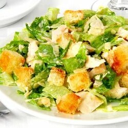 Простой салат «Цезарь» с курицей
