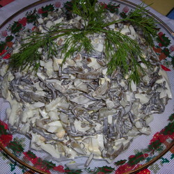 Салат из морской капусты с яйцами  и маринованными огурцами (мой вариант)