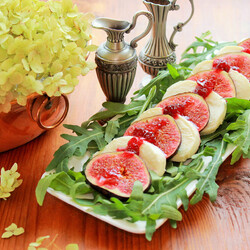 Салат капрезе с моцареллой,инжиром и клюквенным соусом.