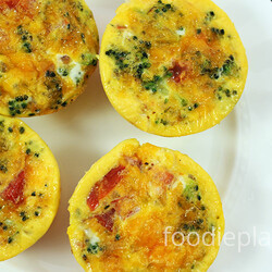 Яичные маффины с брокколи, помидорами и сыром чеддер | Foodie Plaza